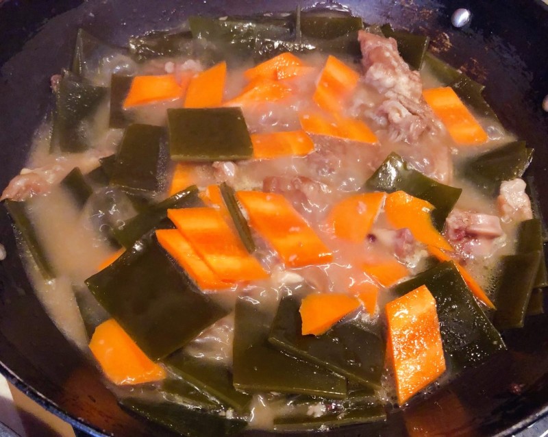 Sea Kelp Carrot Pig Trotter Soup#Soup# Cooking Steps