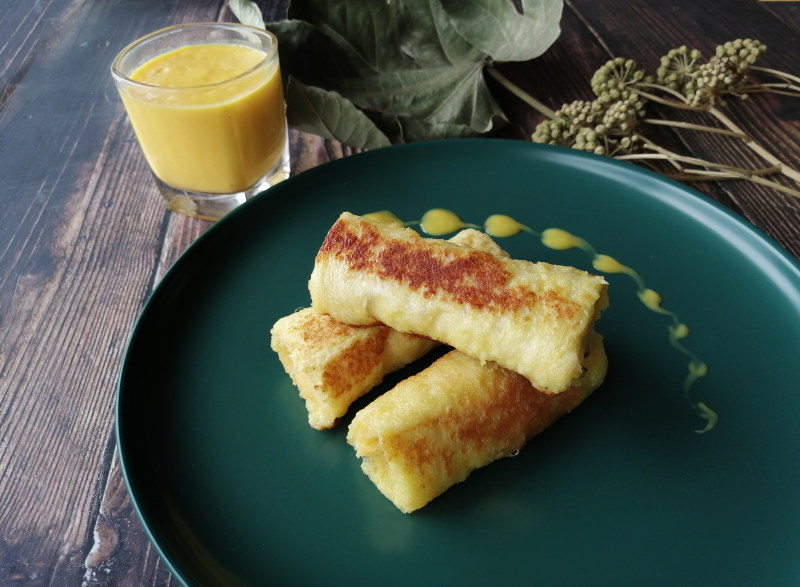 Mango Toast Roll with Mango Smoothie