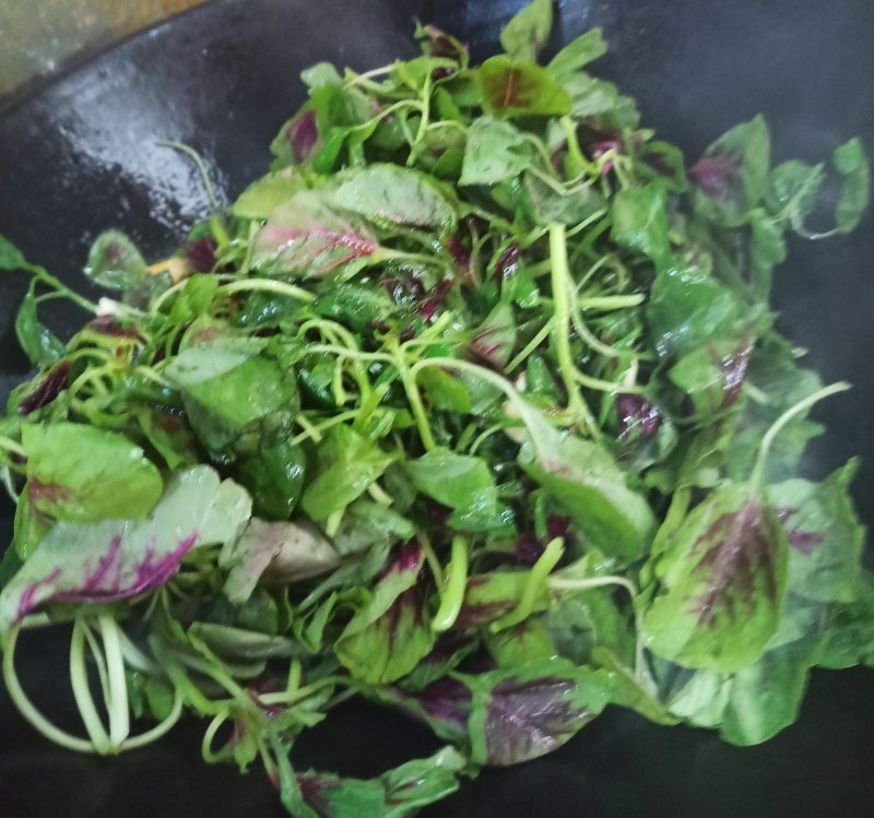 Steps for making Stir-fried Red Amaranth with Garlic