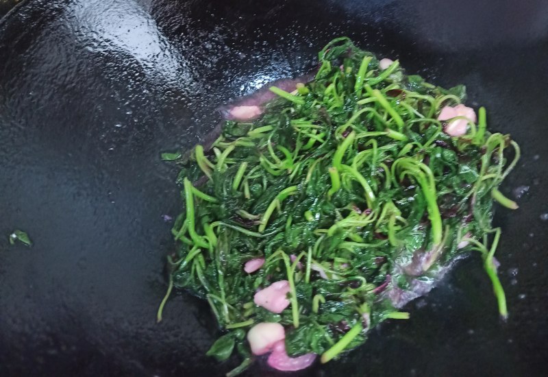 Steps for making Stir-fried Red Amaranth with Garlic