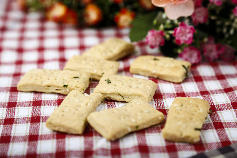 Homemade Scallion Soda Crackers (Baked in Oven)