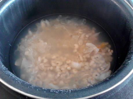 Steps to make Lily, Coix Seed and Tremella Soup