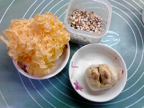 Steps to make Lily, Coix Seed and Tremella Soup