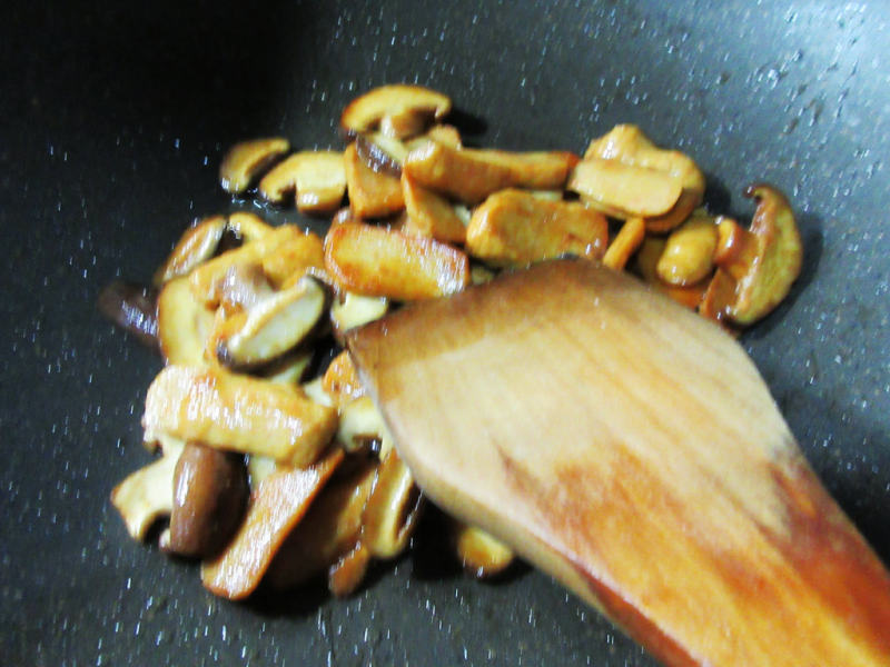 Steps for Making Sweet and Spicy Stir-Fried Mushrooms