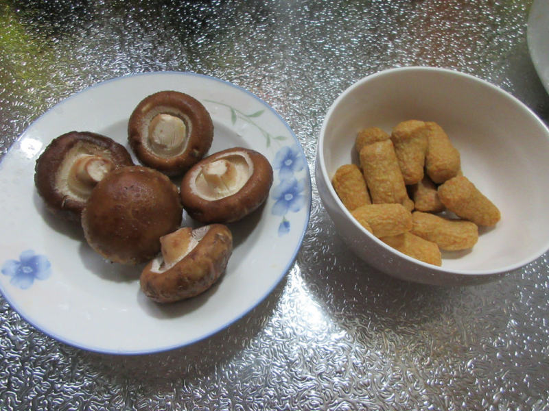 Steps for Making Sweet and Spicy Stir-Fried Mushrooms