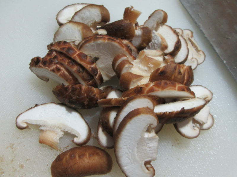 Steps for Making Sweet and Spicy Stir-Fried Mushrooms