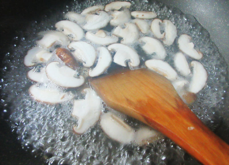 Steps for Making Sweet and Spicy Stir-Fried Mushrooms