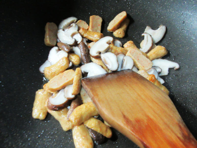 Steps for Making Sweet and Spicy Stir-Fried Mushrooms