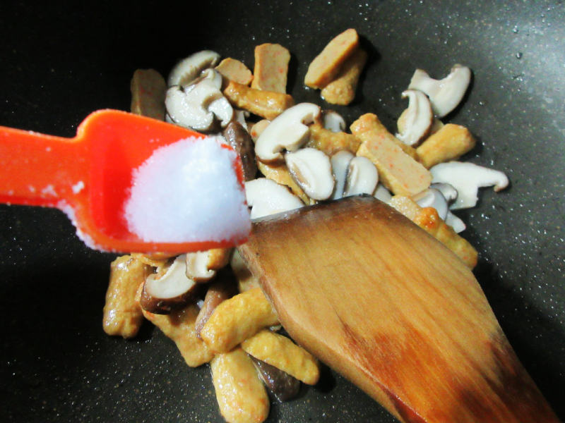 Steps for Making Sweet and Spicy Stir-Fried Mushrooms