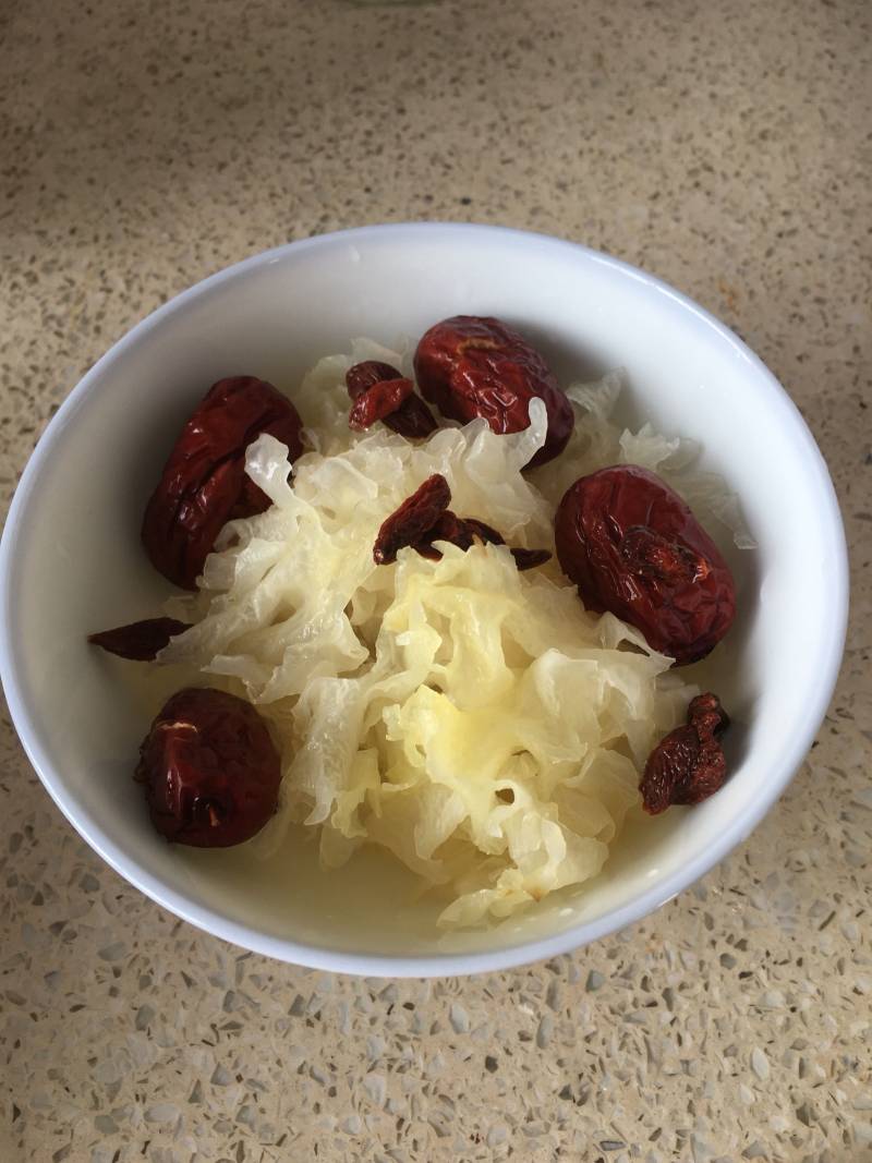 Detailed Steps for Cooking Steamed Snow Swallow with Tremella, Red Dates and Goji Berries