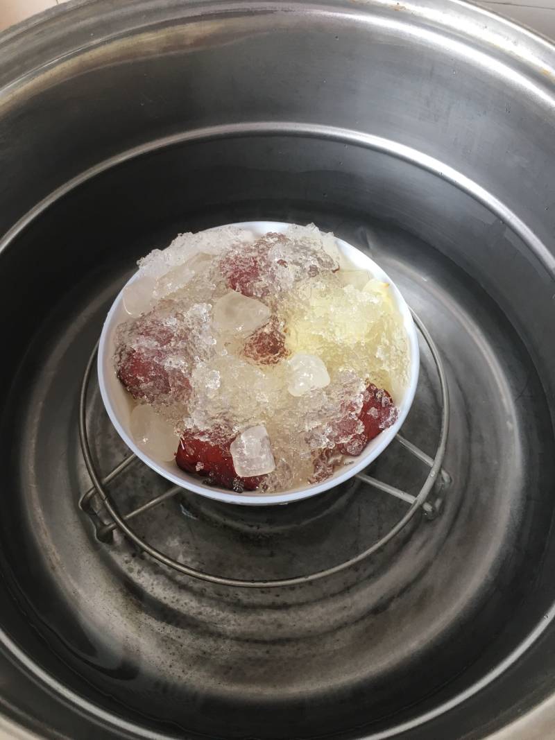 Detailed Steps for Cooking Steamed Snow Swallow with Tremella, Red Dates and Goji Berries