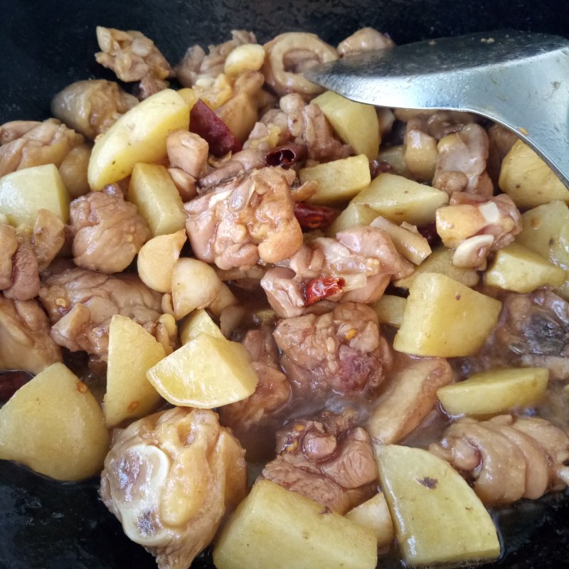 Steps for Cooking Braised Chicken with Potatoes