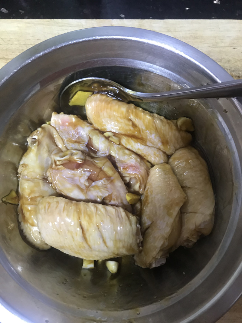 Steps for Making Clay Pot Roasted Chicken Wings