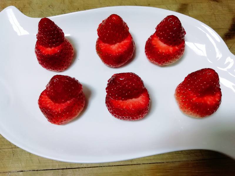 Step-by-step instructions for making Strawberry Santa Claus