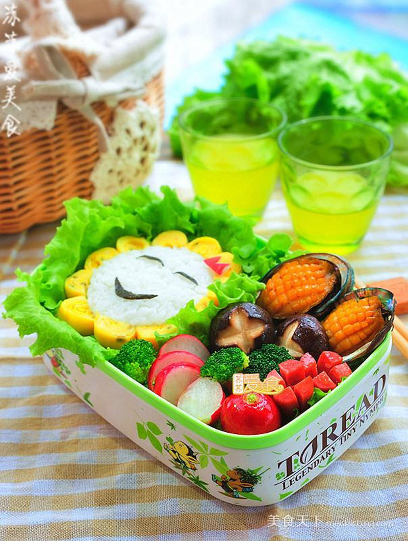 Luxurious Smiling Bento Box, Children's Favorite with Spring Flavors