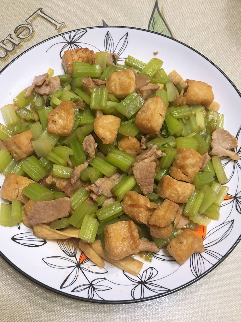 Steps for Cooking Stir-Fried Celery with Fried Tofu