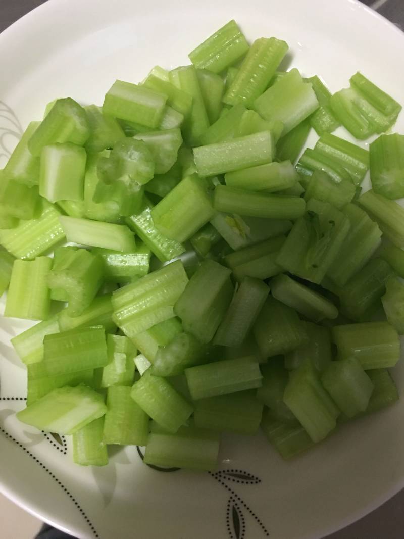 Steps for Cooking Stir-Fried Celery with Fried Tofu