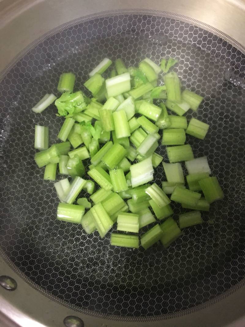 Steps for Cooking Stir-Fried Celery with Fried Tofu