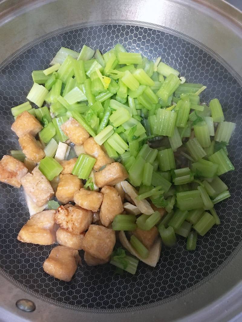 Steps for Cooking Stir-Fried Celery with Fried Tofu