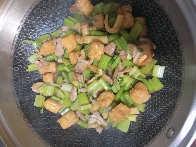 Steps for Cooking Stir-Fried Celery with Fried Tofu