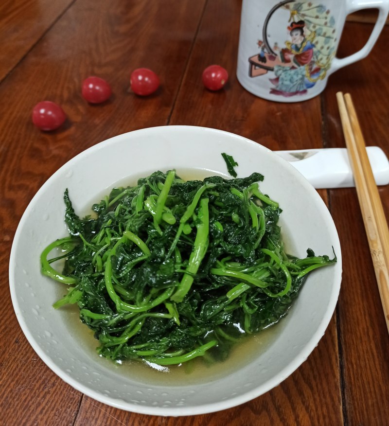 Stir-Fried Chrysanthemum Leaves