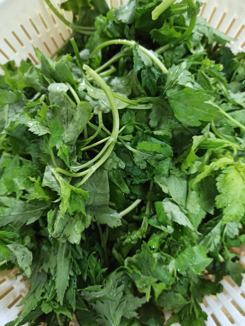 Stir-Fried Chrysanthemum Leaves Cooking Steps