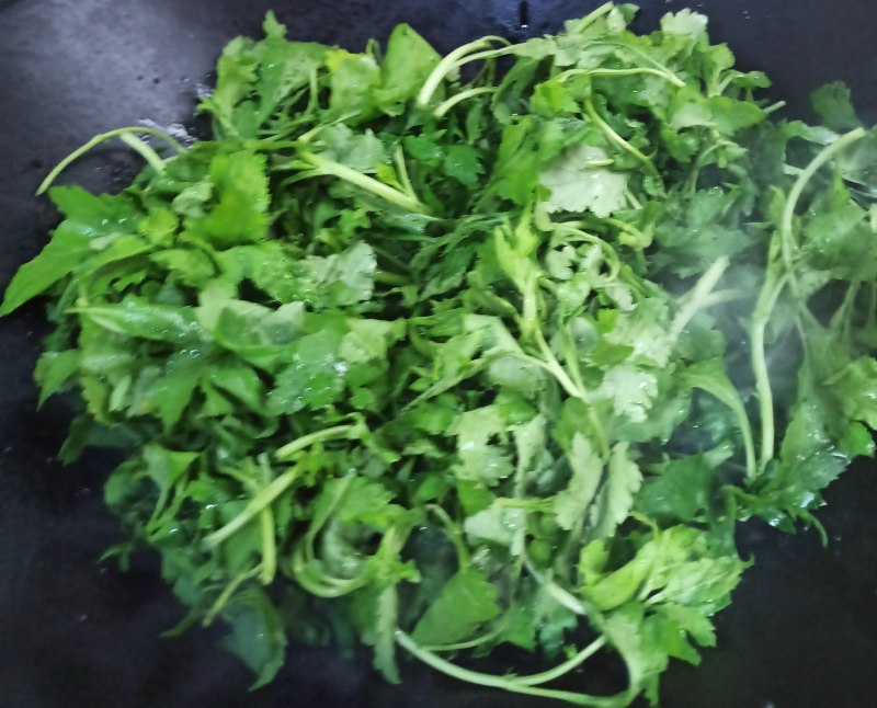 Stir-Fried Chrysanthemum Leaves Cooking Steps