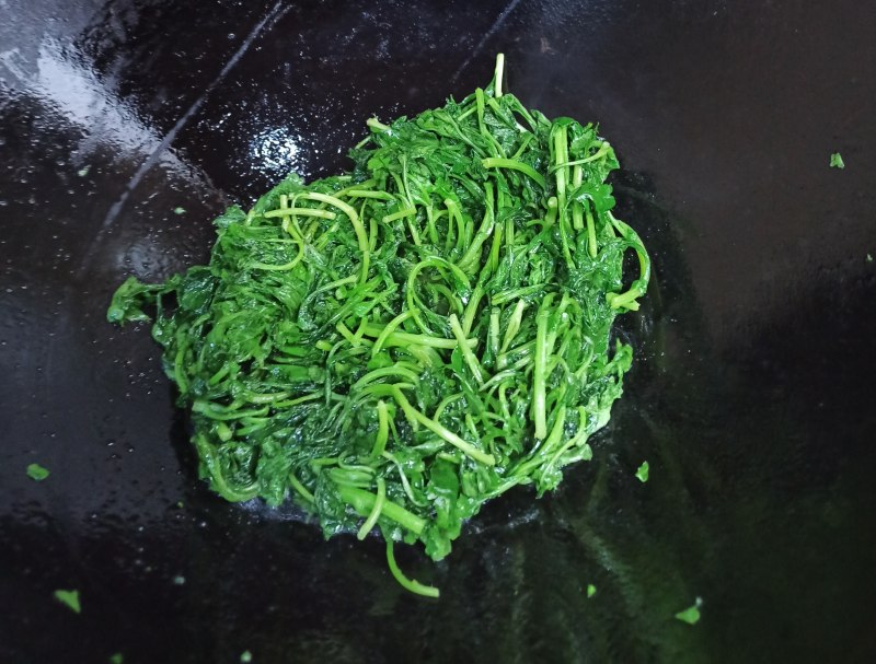 Stir-Fried Chrysanthemum Leaves Cooking Steps