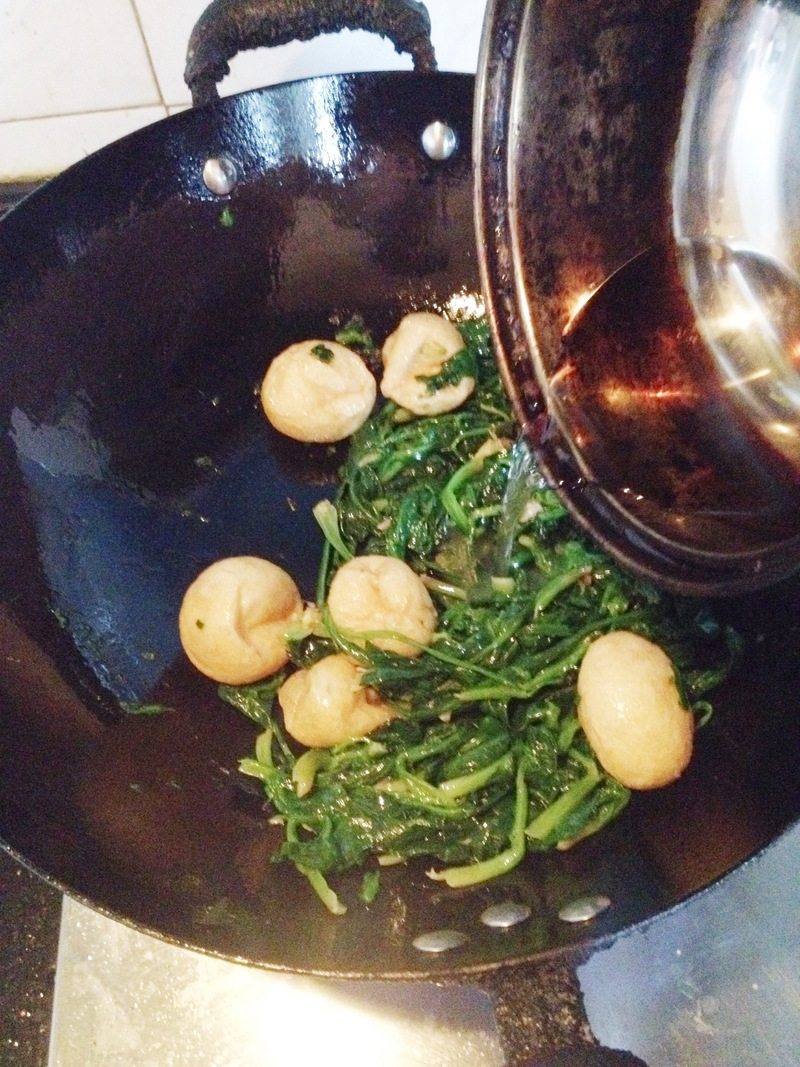 Steps for Making Stir-Fried Spinach with Gluten