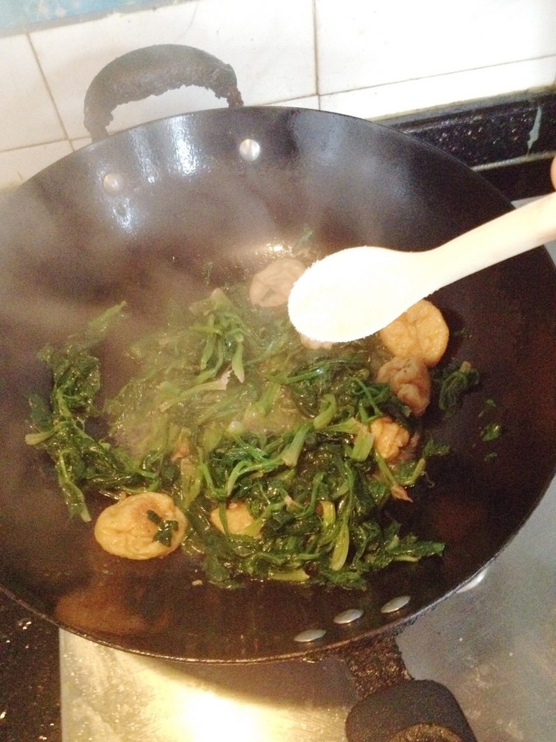 Steps for Making Stir-Fried Spinach with Gluten