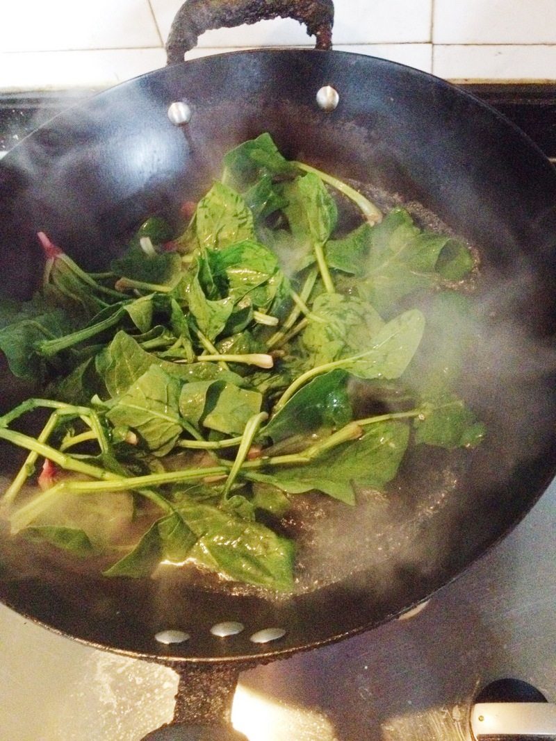 Steps for Making Stir-Fried Spinach with Gluten