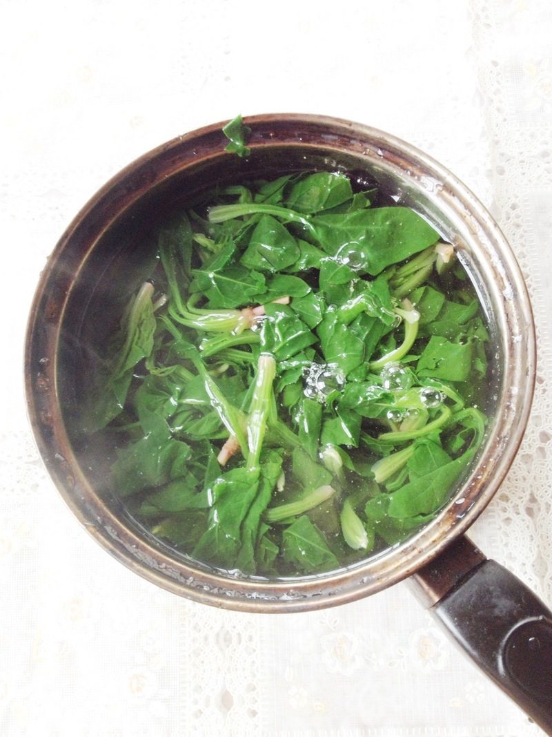 Steps for Making Stir-Fried Spinach with Gluten