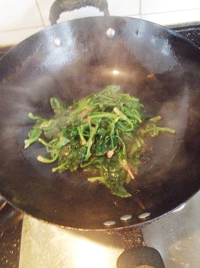 Steps for Making Stir-Fried Spinach with Gluten