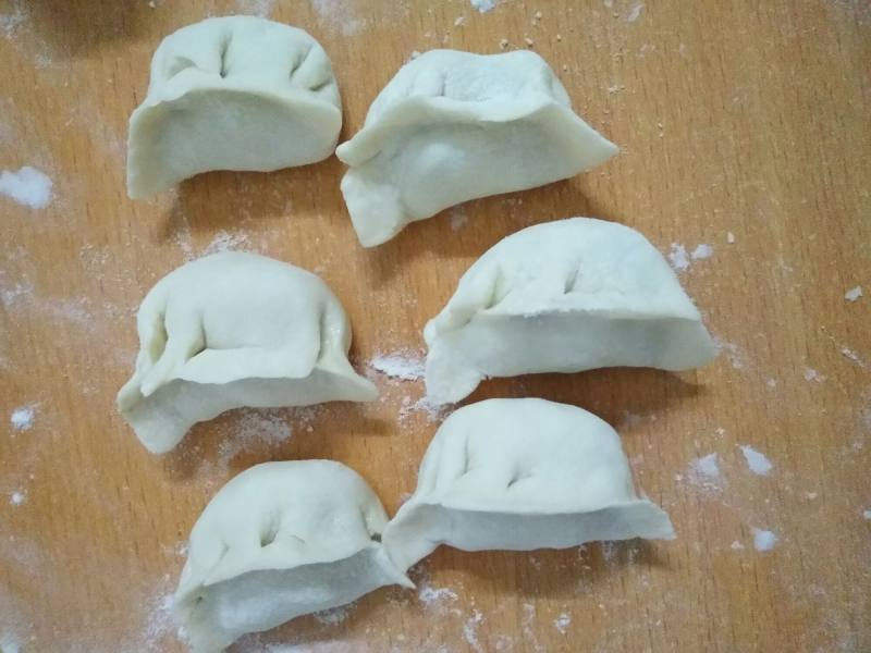 Steps for Making Pork and Celery Pan-Fried Dumplings