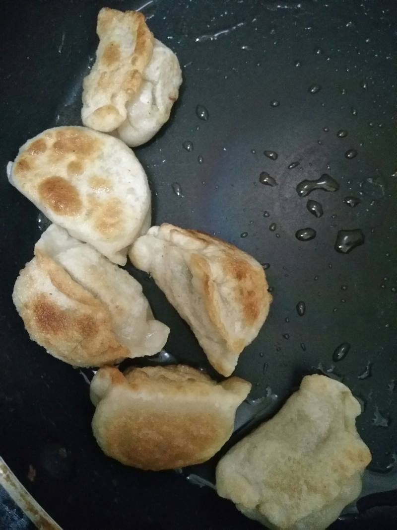 Steps for Making Pork and Celery Pan-Fried Dumplings