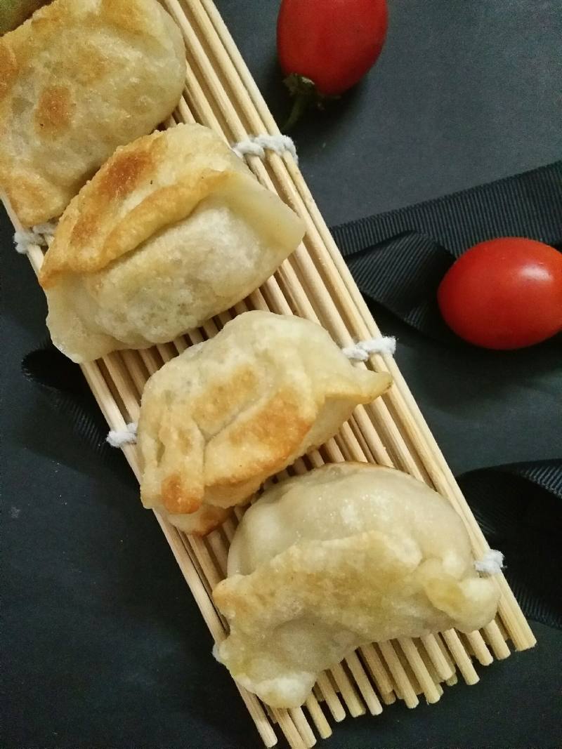 Steps for Making Pork and Celery Pan-Fried Dumplings