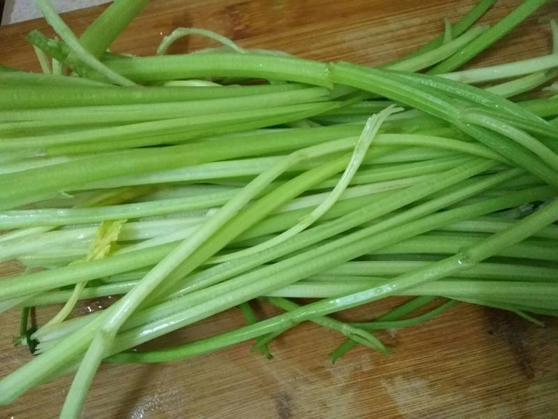 Steps for Making Pork and Celery Pan-Fried Dumplings