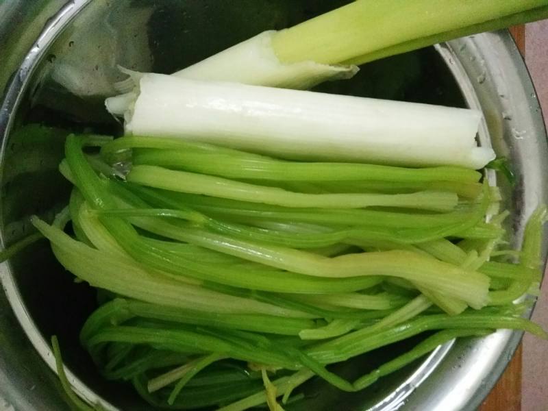 Steps for Making Pork and Celery Pan-Fried Dumplings