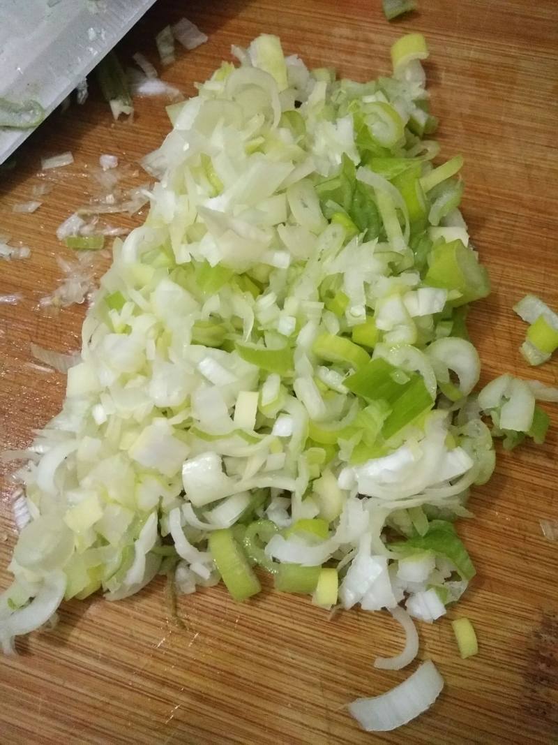 Steps for Making Pork and Celery Pan-Fried Dumplings