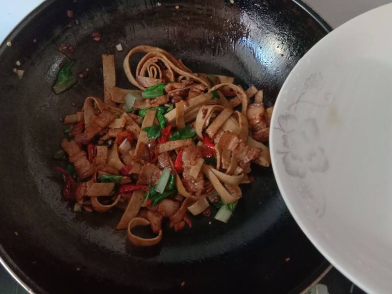 Steps for Cooking Pork and Vegetable Stir-Fry with Bean Sheets