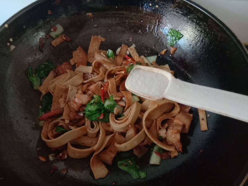 Steps for Cooking Pork and Vegetable Stir-Fry with Bean Sheets