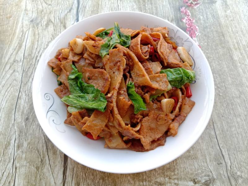 Steps for Cooking Pork and Vegetable Stir-Fry with Bean Sheets