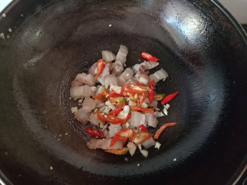 Steps for Cooking Pork and Vegetable Stir-Fry with Bean Sheets