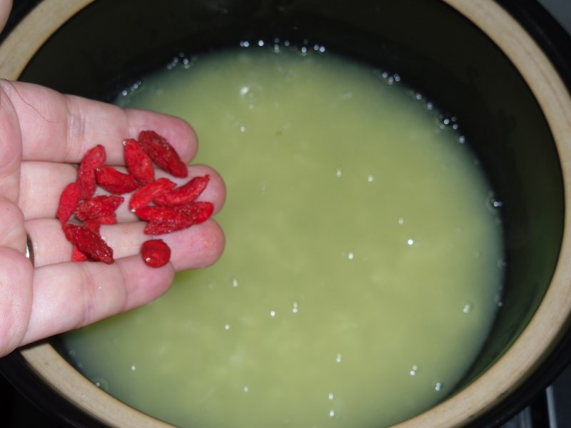 Steps for Cooking Goji Chrysanthemum Porridge