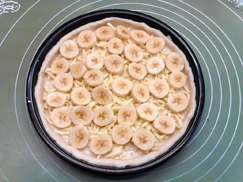 Steps to Make Milk Mango Banana Pizza