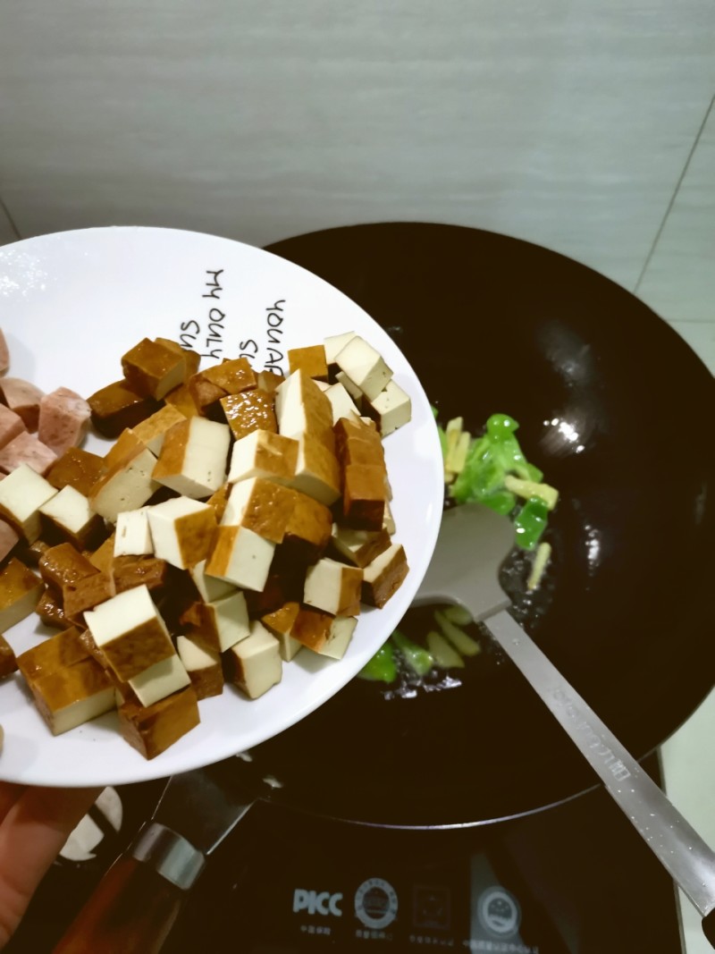 Step-by-step Cooking of Home-style Stir-fried Edamame with Dried Tofu