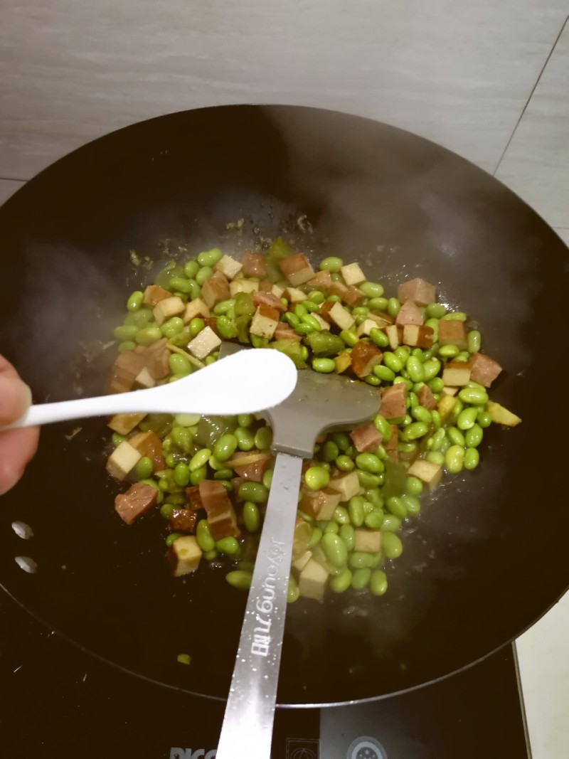 Step-by-step Cooking of Home-style Stir-fried Edamame with Dried Tofu