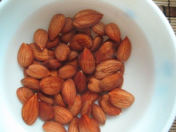 Steps for Making Moisturizing Lung and Beautifying Almond Tea