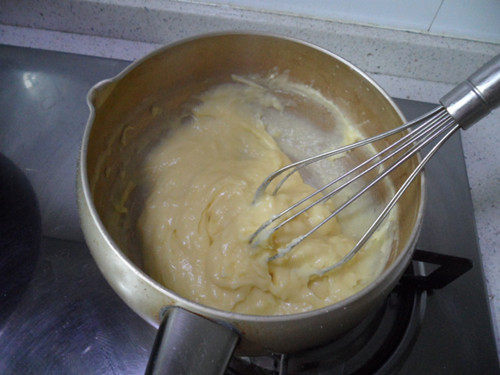 Steps for Making Vanilla Cream Puffs