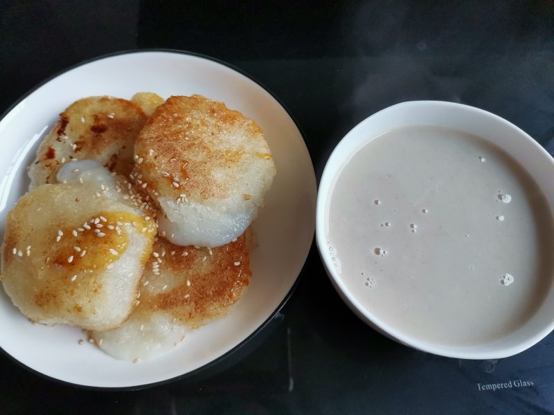 Steps for Making Crispy Glutinous Rice Cakes with Caramelized Sugar